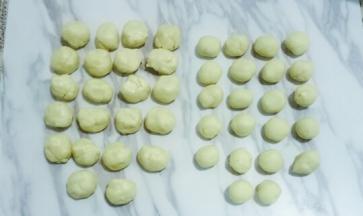 松弛好，将油皮分成18克1份，油酥12克一份