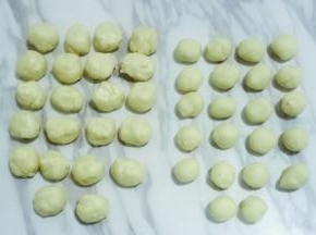 松弛好，将油皮分成18克1份，油酥12克一份