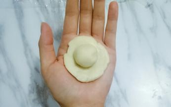 取油皮一份，揉圆，按扁，放上油酥