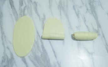 取一个包好的面团，用擀面杖擀成椭圆形，卷起来，松弛20分钟左右，依次完成