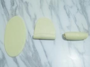 取一个包好的面团，用擀面杖擀成椭圆形，卷起来，松弛20分钟左右，依次完成