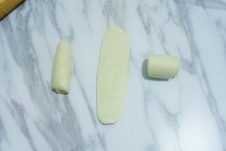 松弛好后的面团再次按扁，擀长，卷起来，松弛20分钟左右