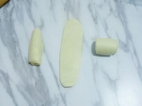 松弛好后的面团再次按扁，擀长，卷起来，松弛20分钟左右