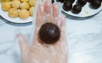 像包汤圆一样搓圆。依次完成所有