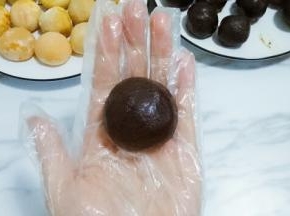 像包汤圆一样搓圆。依次完成所有