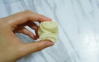 松弛好的面团用手指在中间压出一道痕迹，然后对折