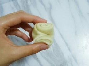 松弛好的面团用手指在中间压出一道痕迹，然后对折
