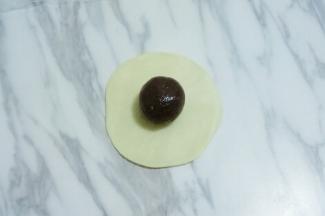 放入豆沙蛋黄馅