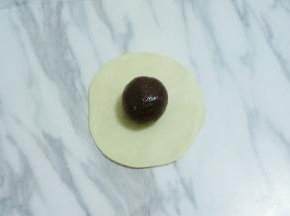 放入豆沙蛋黄馅