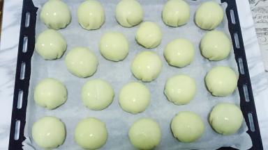 放入烤盘，刷一层蛋液