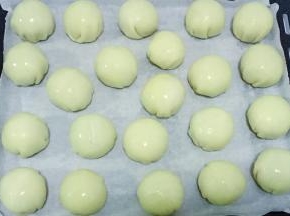 放入烤盘，刷一层蛋液