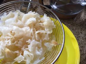 银耳，捏成小碎块；