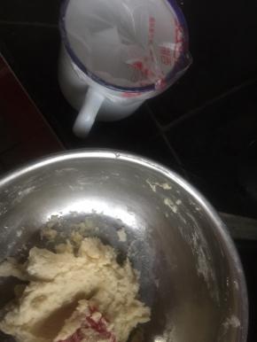 准备裱花袋和裱花嘴，一次性裱花袋两个套一起，以免裱花袋挤破