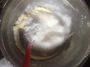 一次性将中筋粉过筛加入，刮刀搅拌均匀