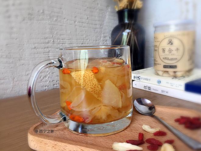 冰糖雪梨百合银耳汤