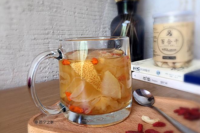 冰糖雪梨百合银耳汤