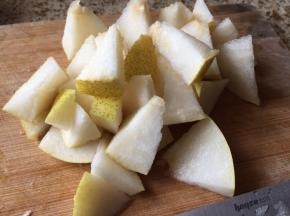 雪梨，切成小块；