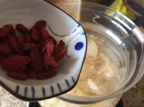 待养生壶煮至100度，银耳都熟了，加入枸杞，再煮两分钟，就可以
