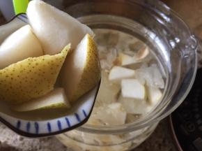 再加入雪梨块；