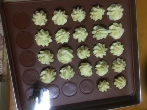 发现还是不会裱花，面糊感觉太干了，挤破裱花袋了，又换了两个