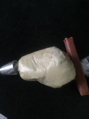 将裱花袋两头捏住，将面糊用手多揉下，让面糊软一些