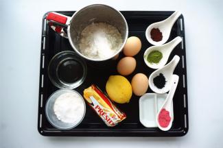 准备食材（我用的是初生蛋，个头比较小，所以用了3只，如果是大号鸡蛋，2只即可）。