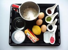 准备食材（我用的是初生蛋，个头比较小，所以用了3只，如果是大号鸡蛋，2只即可）。