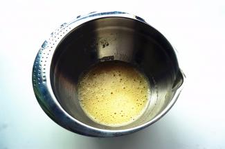 搅拌均匀后，静置10分钟，让柠檬味融合到鸡蛋液中。