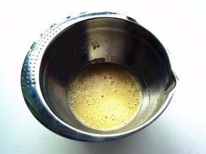 搅拌均匀后，静置10分钟，让柠檬味融合到鸡蛋液中。