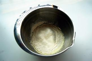 筛入低筋粉和泡打粉，低速搅打至顺滑状态。