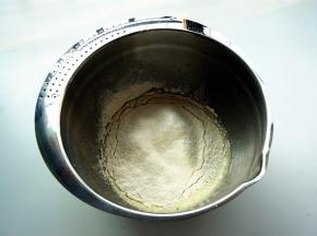 筛入低筋粉和泡打粉，低速搅打至顺滑状态。