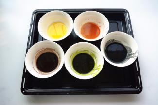 分别搅拌均匀。这些色粉在在油性液体中特别容易融合，比直接加入到拌好的面糊中好得多。