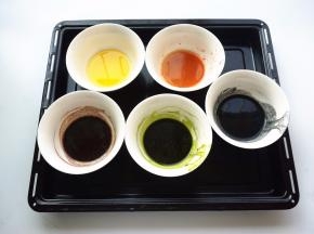 分别搅拌均匀。这些色粉在在油性液体中特别容易融合，比直接加入到拌好的面糊中好得多。