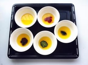 黄油隔水融化后平均分成5份，其中4份分别加入可可粉、竹炭粉、抹茶粉、蔓越莓粉。