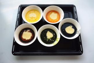 将之前拌好的面糊分别加入到调好色的黄油液体中，拌均匀。