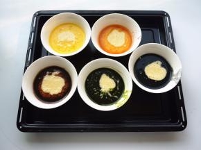 将之前拌好的面糊分别加入到调好色的黄油液体中，拌均匀。