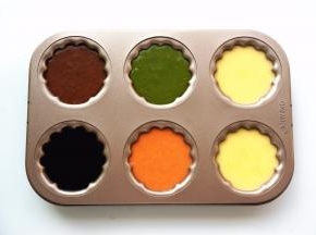 将各色的面糊分别倒入模具中，在桌子上轻敲几下，震荡出大气泡。