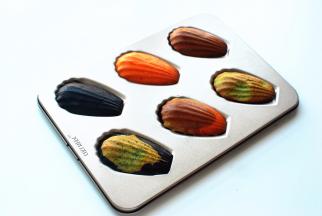 出炉后转移到冷却架上冷却，晾凉后脱模即可。这是浅纹的玛德琳，烘烤了15分钟。