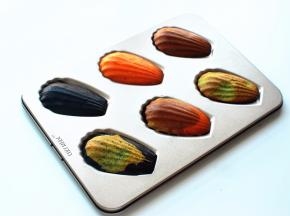 出炉后转移到冷却架上冷却，晾凉后脱模即可。这是浅纹的玛德琳，烘烤了15分钟。