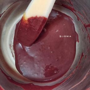 十字翻拌，将其充分混合均匀