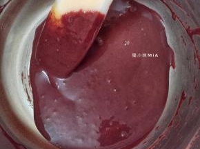 十字翻拌，将其充分混合均匀