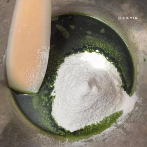 接下来准备西瓜蛋糕皮的部分，菠菜汁先倒入盆中，筛入低粉混合均匀