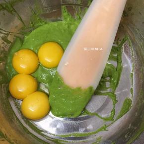 磕入蛋黄，继续混合均匀