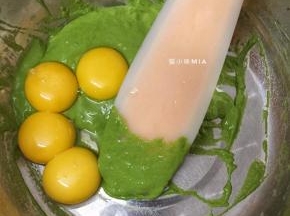 磕入蛋黄，继续混合均匀