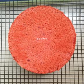 出炉后轻摔一下，倒扣晾凉，彻底晾凉后再脱模