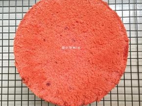 出炉后轻摔一下，倒扣晾凉，彻底晾凉后再脱模