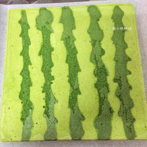 一分钟后取出，倒入剩余的菠菜蛋糕糊，放入烤箱，190度烘焙12分钟，出炉后及时脱模晾凉，晾凉后切成合适的高度，用来做成西瓜蛋糕的围边