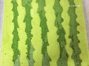 一分钟后取出，倒入剩余的菠菜蛋糕糊，放入烤箱，190度烘焙12分钟，出炉后及时脱模晾凉，晾凉后切成合适的高度，用来做成西瓜蛋糕的围边