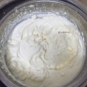 然后开始组合，400克淡奶油加入30克糖，打发至呈有纹路状态