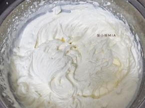 然后开始组合，400克淡奶油加入30克糖，打发至呈有纹路状态